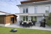 Sonnige Terrasse mit direktem Zugang zum Wohnbereich