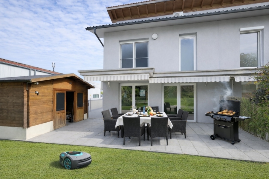 Sonnige Terrasse mit direktem Zugang zum Wohnbereich