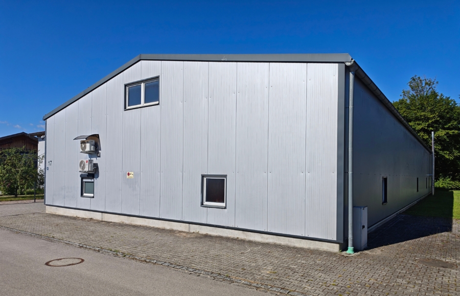Straßenseitige Ansicht des Hallengebäudes