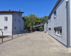 Gesamtansicht mit Hallengebäude und Betriebsstättenwohnhaus