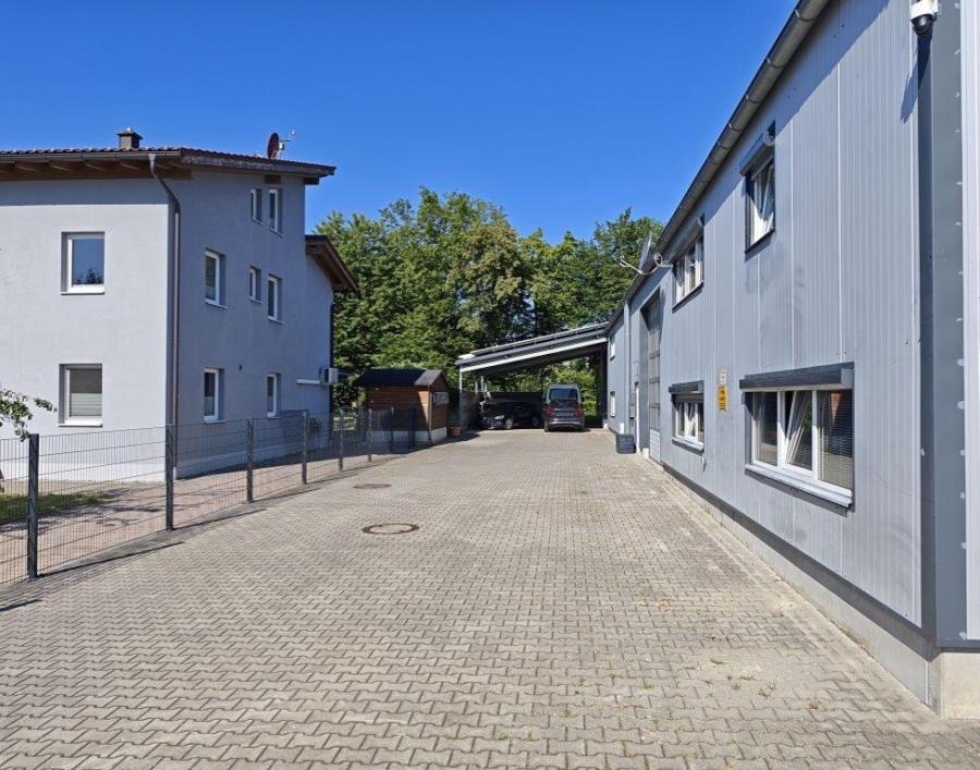 Gesamtansicht mit Hallengebäude und Betriebsstättenwohnhaus