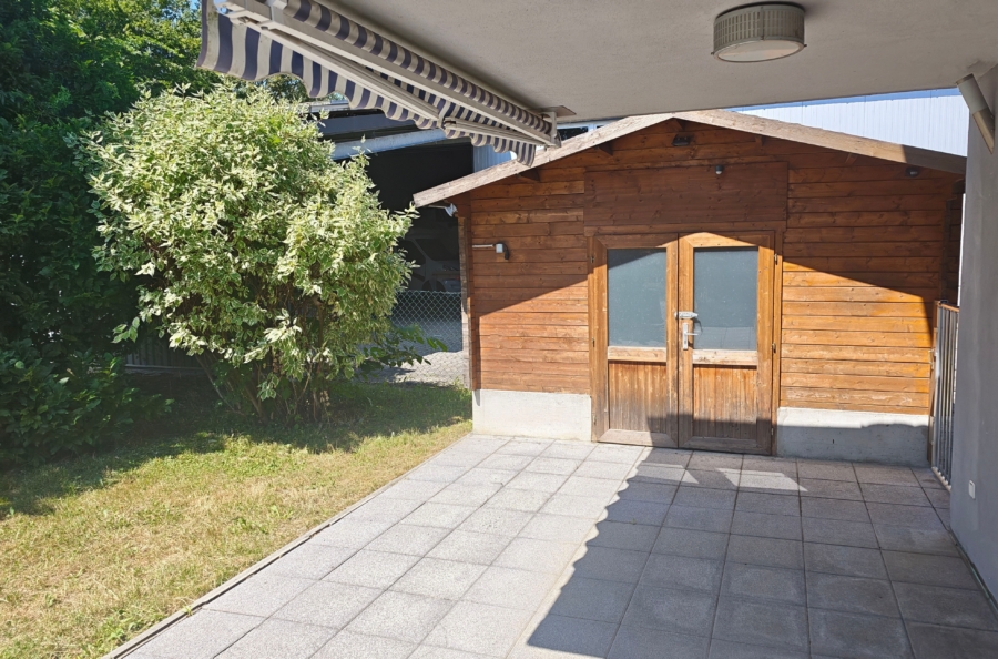 Geschützter Terrassenbereich mit Gartenhaus