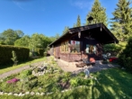 Hausansicht mit Garten - Der Traum vom eigenen kleinen Haus am Bach mit Bergblick