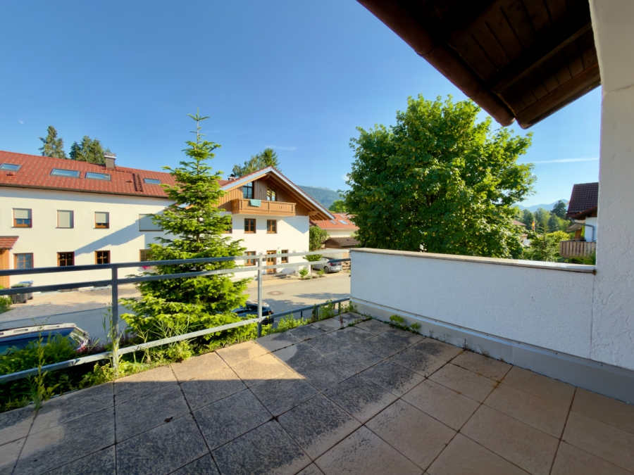 Dachterrasse mit Blick über die gewachsene Nachbarschaft