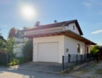 Straßenansicht mit angebauter Garage und überdachtem Hauseingang