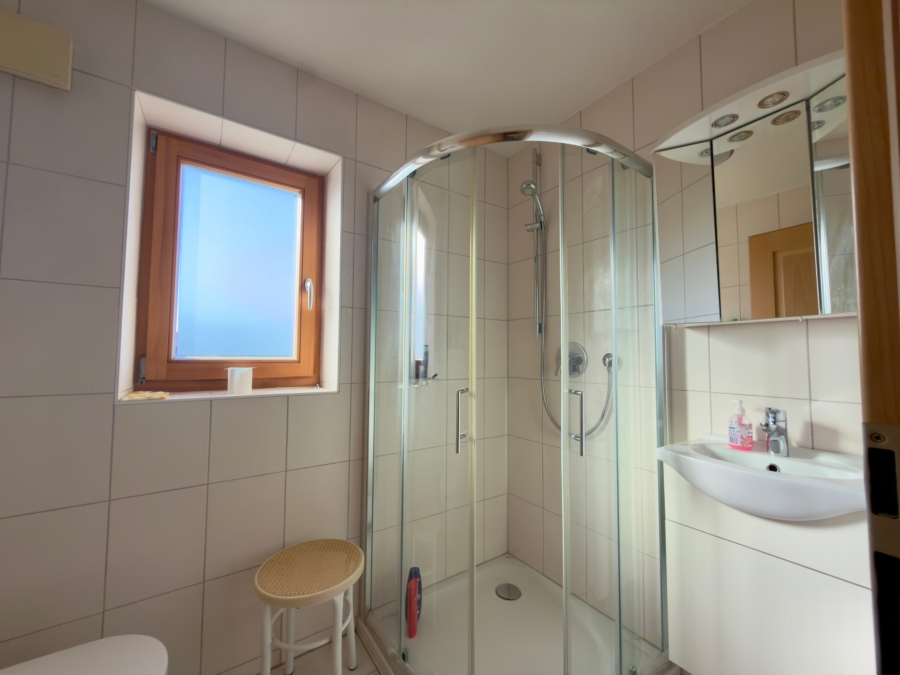 Tageslichtbad im Obergeschoss mit Dusche
