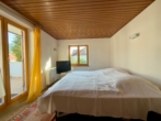 Helles Schlafzimmer mit zwei Fensterseiten