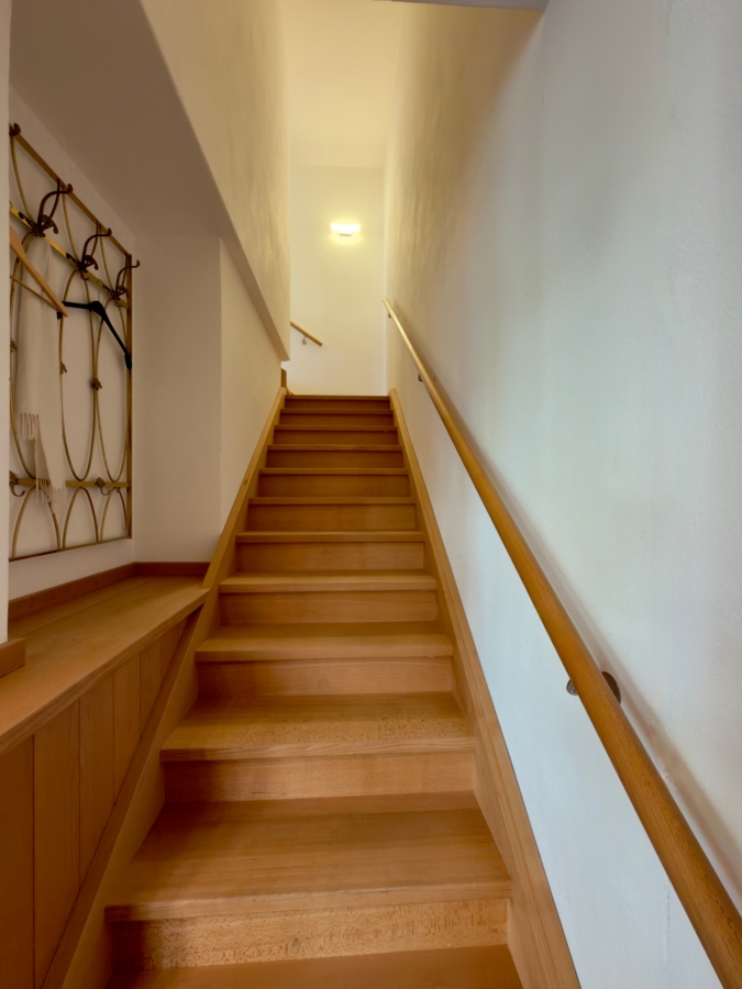 Holztreppe als Verbindung zum Obergeschoss