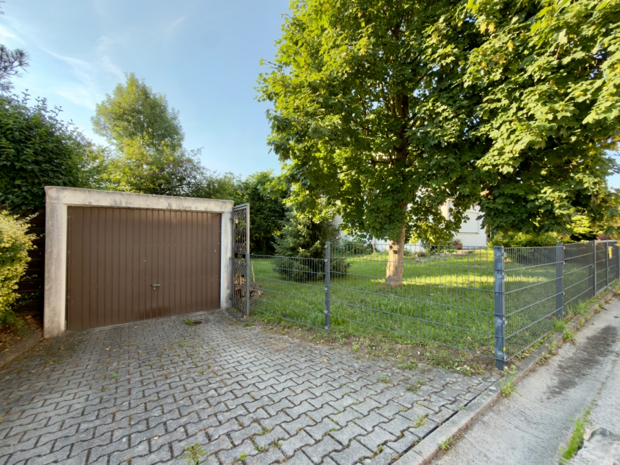 Zusätzliche Bestandsgarage am rückwärtigen Grundstücksbereich