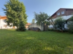Weitläufiger Garten mit altem Baum- und Strauchbestand