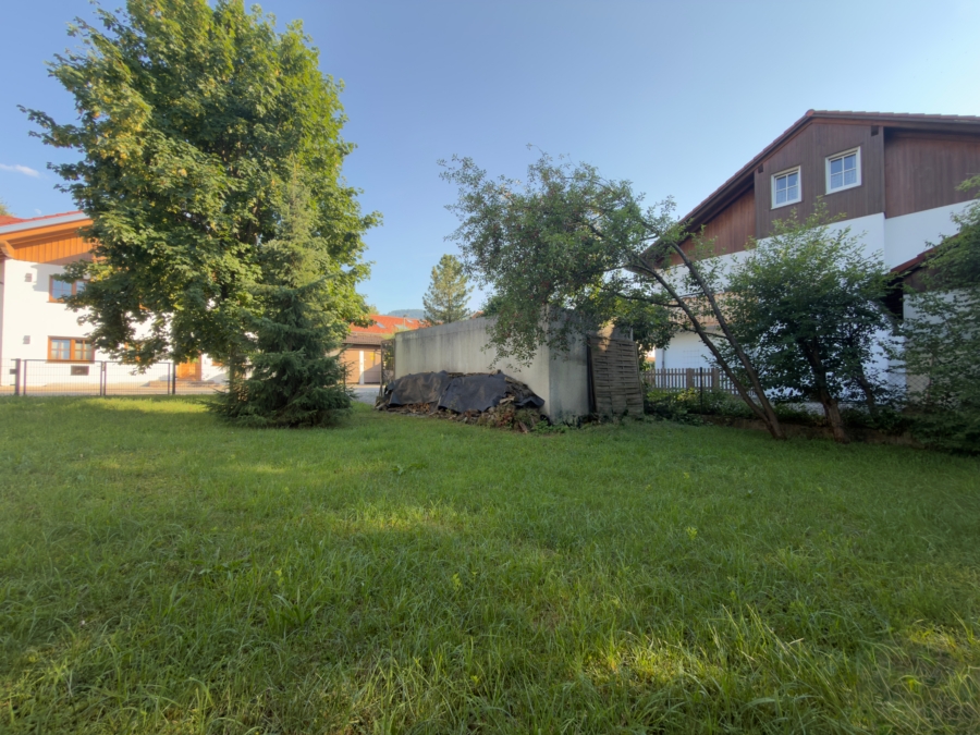 Weitläufiger Garten mit altem Baum- und Strauchbestand