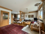 Großzügiger Wohn- und Essbereich mit Kachelofen