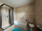 Tageslichtbad mit Dusche und Badewanne