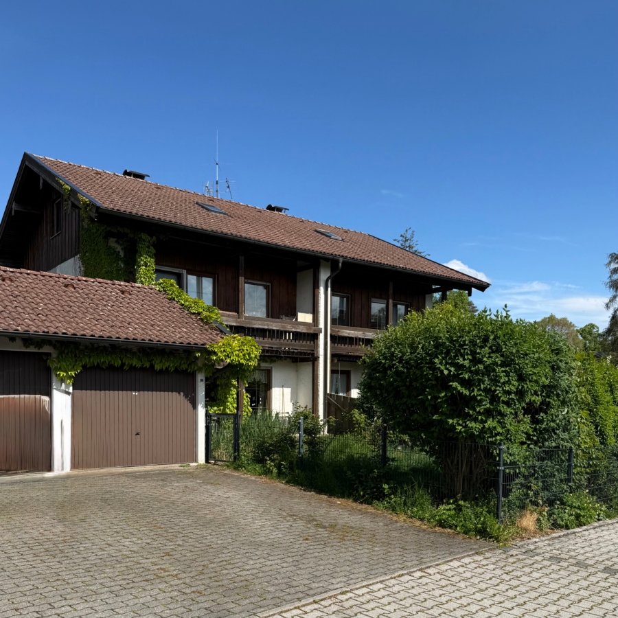 Ansicht der Doppelhaushälfte mit Garage und Stellplatz