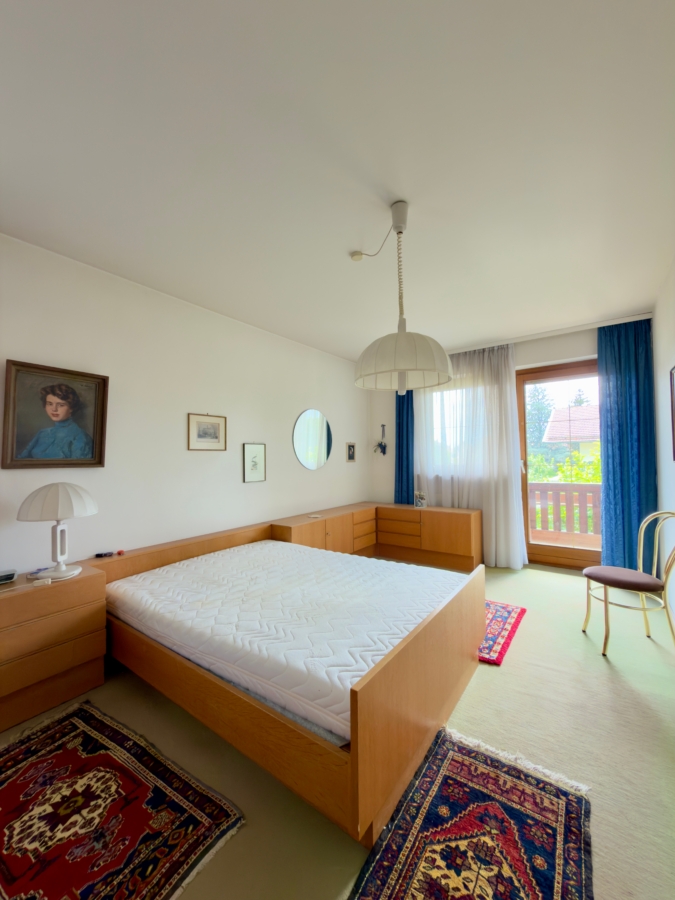 Helles Schlafzimmer mit Balkonzugang