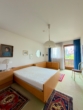 Helles Schlafzimmer mit Balkonzugang