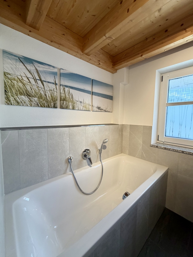 Badezimmer mit Badewanne