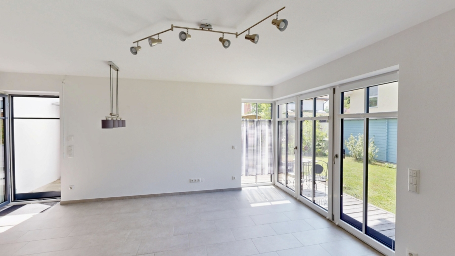Wohnzimmer mit großflächiger Verglasung