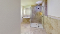 Modernes Badezimmer mit bodengleicher Regendusche