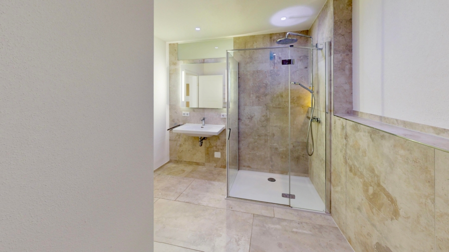 Modernes Badezimmer mit bodengleicher Regendusche