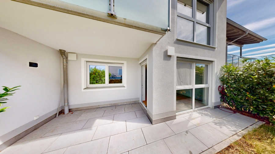 Großzügige Terrasse mit eigenem Gartenanteil