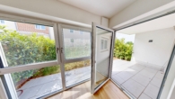 Blick auf Terrasse und Garten vom Wohnbereich