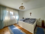 Schlafzimmer - Zweifamilienhaus in Übersee – mit großem Baugrundstück