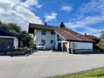 Hausansicht - Zweifamilienhaus in Übersee – mit großem Baugrundstück