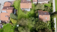 Luftaufnahme - Zweifamilienhaus in Übersee – mit großem Baugrundstück