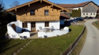 Hausansicht - Landhaus mit Einliegerwohnung nähe Gut Ising/Chiemsee für Pferde- u. Golfliebhaber-oder Ferienhaus!