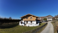 Hausansicht - Landhaus mit Einliegerwohnung nähe Gut Ising/Chiemsee für Pferde- u. Golfliebhaber-oder Ferienhaus!