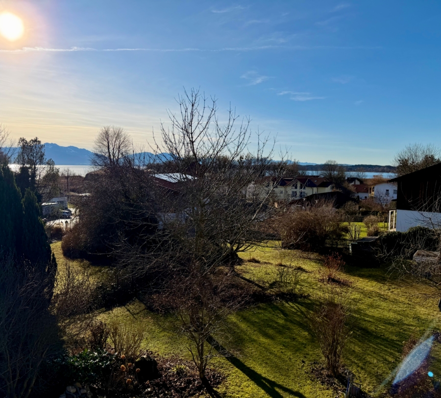 Attraktive Lage mit kurzer Entfernung zum Chiemsee, Strandbad und Bootshafen