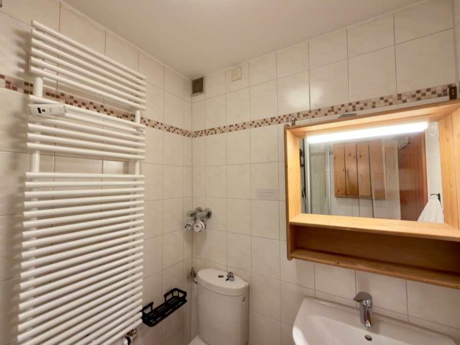 Modernisiertes Badezimmer mit Handtuchheizkörper