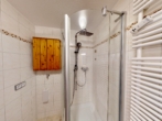 Dusche mit flacher Duschwanne und Regendusche