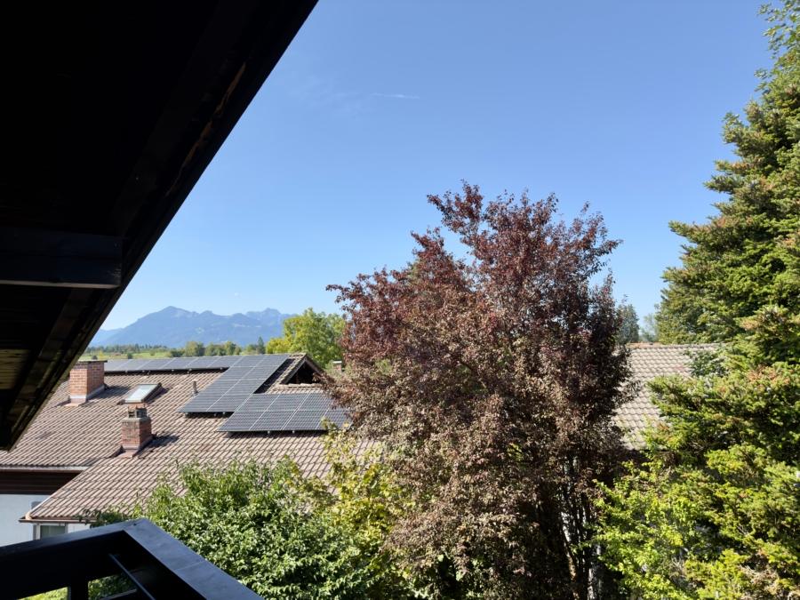 Ruhiger Westbalkon mit Ausblick auf die Chiemgauer Berge