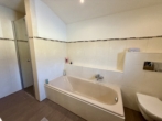 Badewanne - Sehr gepflegtes Zweifamilienhaus mit freiem Bergblick & moderner Haustechnik in ruhiger Lage