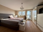 Schlafzimmer Erdgeschoss - Sehr gepflegtes Zweifamilienhaus mit freiem Bergblick & moderner Haustechnik in ruhiger Lage