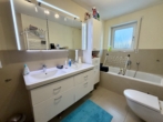 Badezimmer Erdgeschoss - Sehr gepflegtes Zweifamilienhaus mit freiem Bergblick & moderner Haustechnik in ruhiger Lage