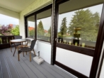 Wohnbereich mit Blick auf den überdachten Balkon
