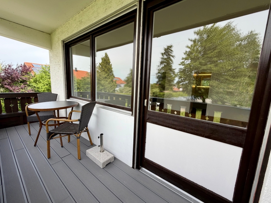 Wohnbereich mit Blick auf den überdachten Balkon