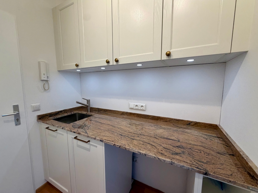 Exklusive Landhausküche mit Natursteinarbeitsplatte