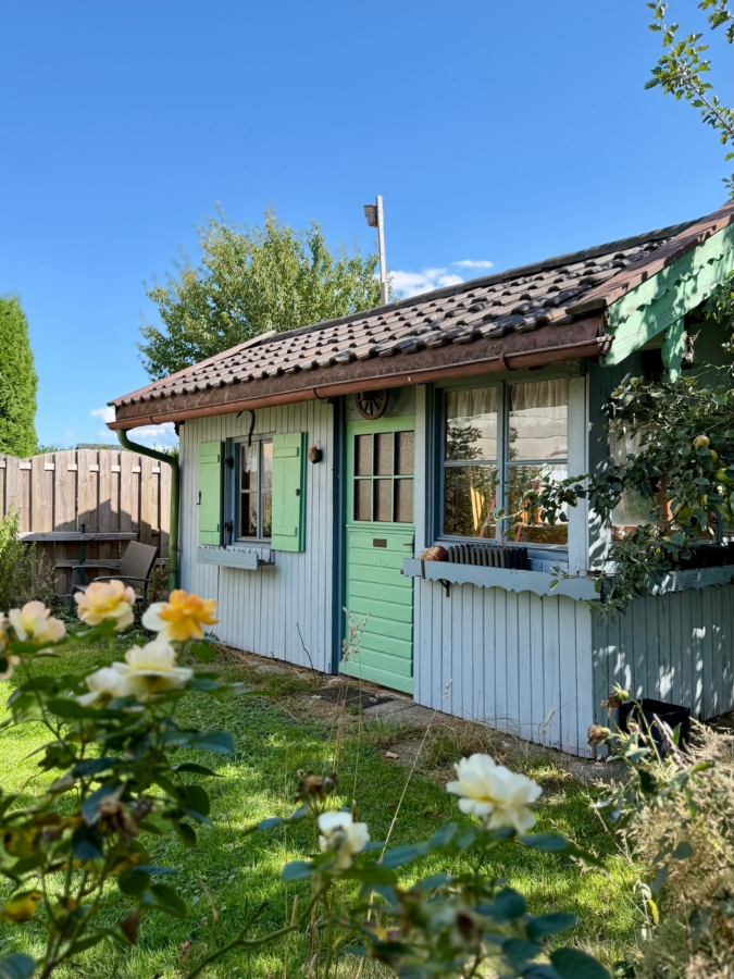 Gartenhaus im eingewachsenen Garten
