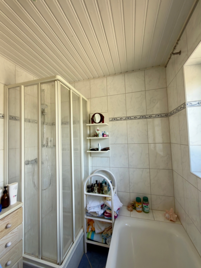 Badezimmer mit Dusche im Erdgeschoss und Badewanne