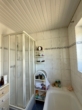 Badezimmer mit Dusche im Erdgeschoss und Badewanne