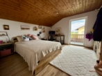 Schlafzimmer im Obergeschoss mit Balkonzugang