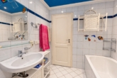 Badezimmer mit Badewanne