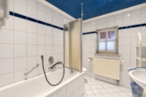 Badezimmer mit Badewanne