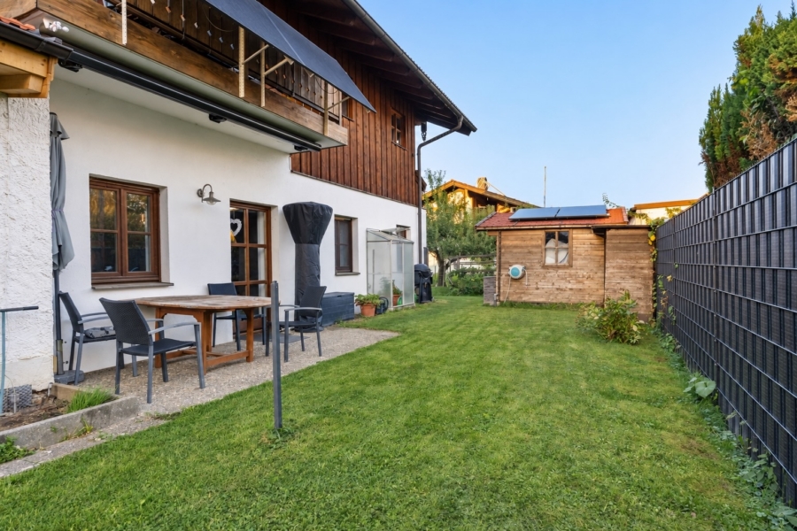 Terrasse und Garten mit Gerätehaus