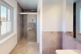 Badezimmer mit Dusche