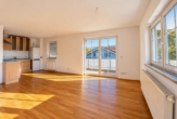 Heller Wohnbereich mit direktem Zugang zum Balkon